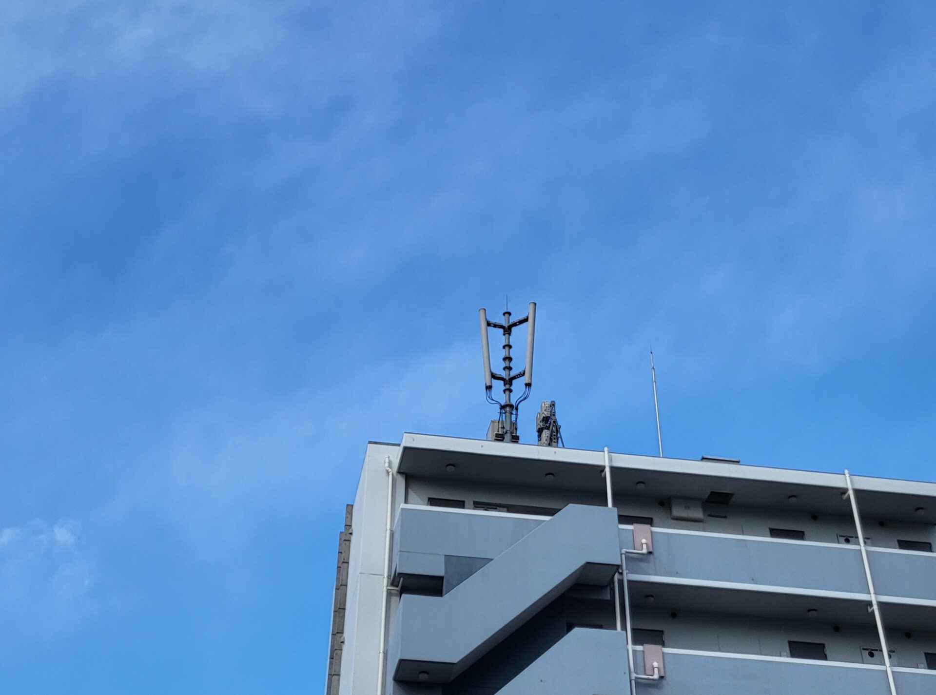 Eye Catch Image 日本の5G/4G基地局数　－　各通信事業者：ドコモ、KDDI、ソフトバンク、楽天 Number of 5G/4G base stations in Japan - Carriers: DOOCMO, KDDI, Softbank, Rakuten